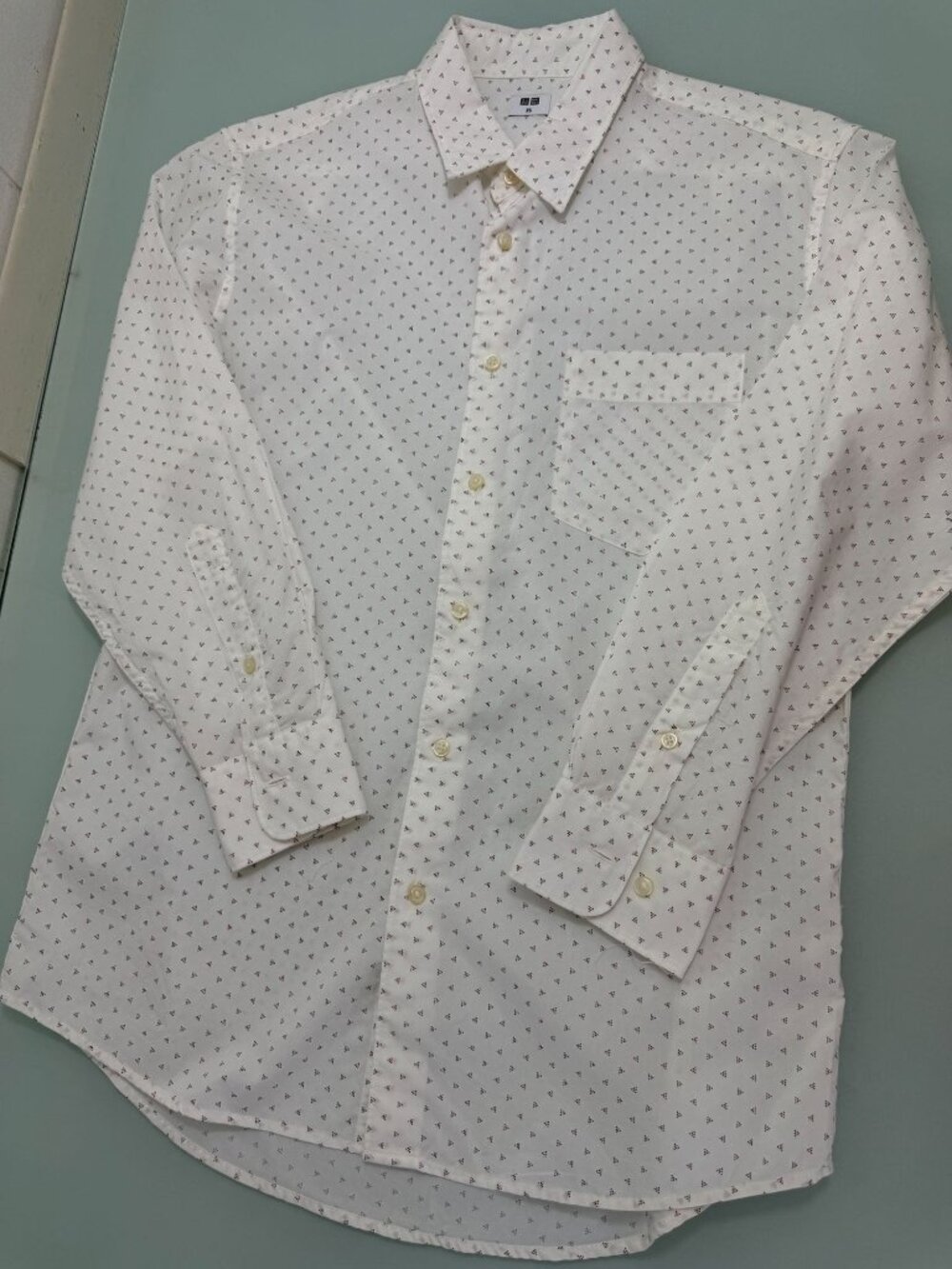 Uniqlo Shirt Mens XS Button Up Long Sleeve White Geometric Maroon Print